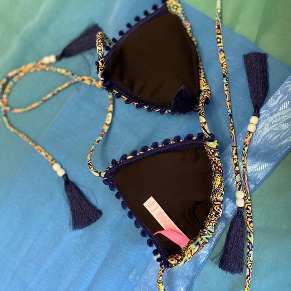 Victoria Secret Size S “The Teeny Triangle” Top - Picture 2 of 3